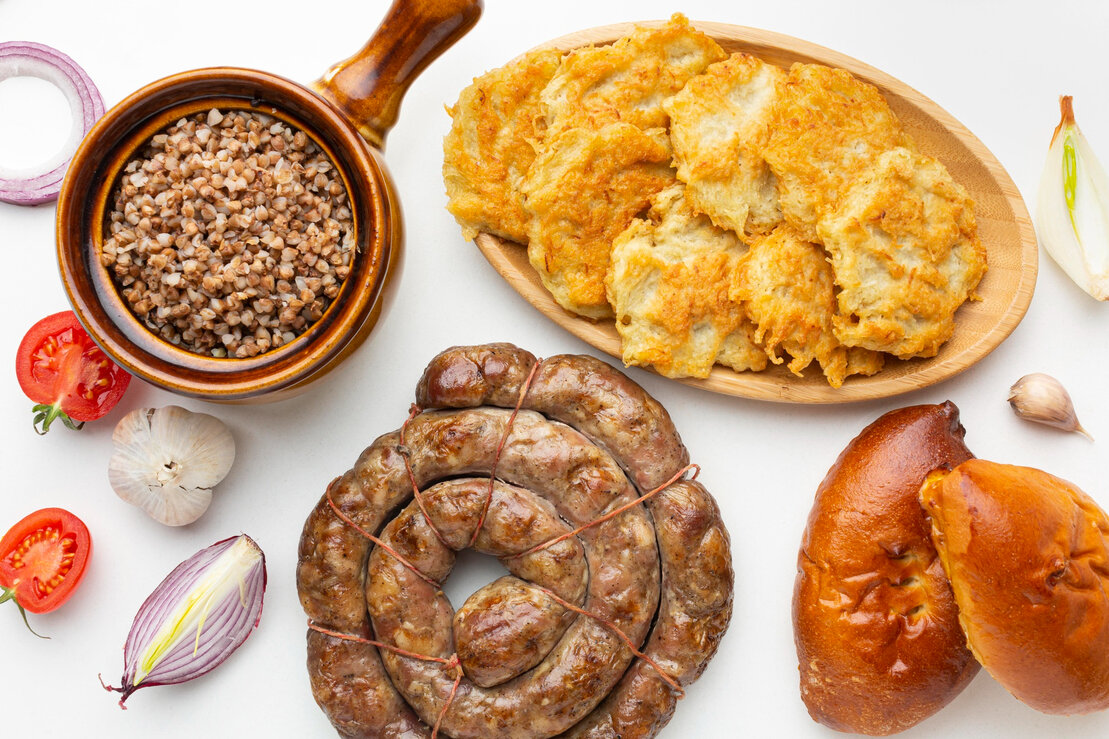 Frühstücksauswahl mit Kaffee, Eiern und Gebäck